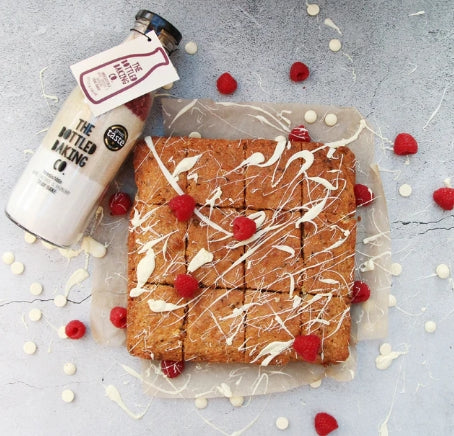 White Chocolate & Raspberry Tray Bake - 750ml